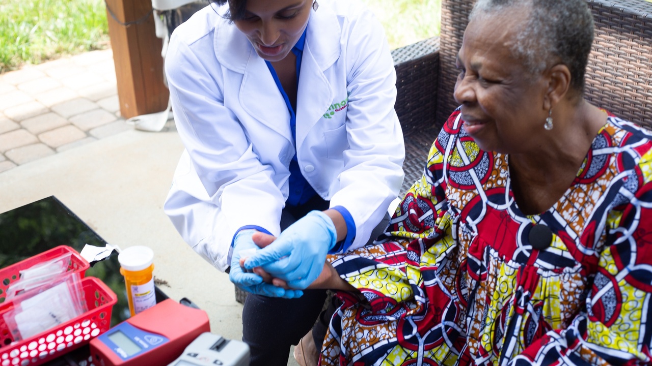Point-of-care testing in a clinic setting with a handheld diagnostic device