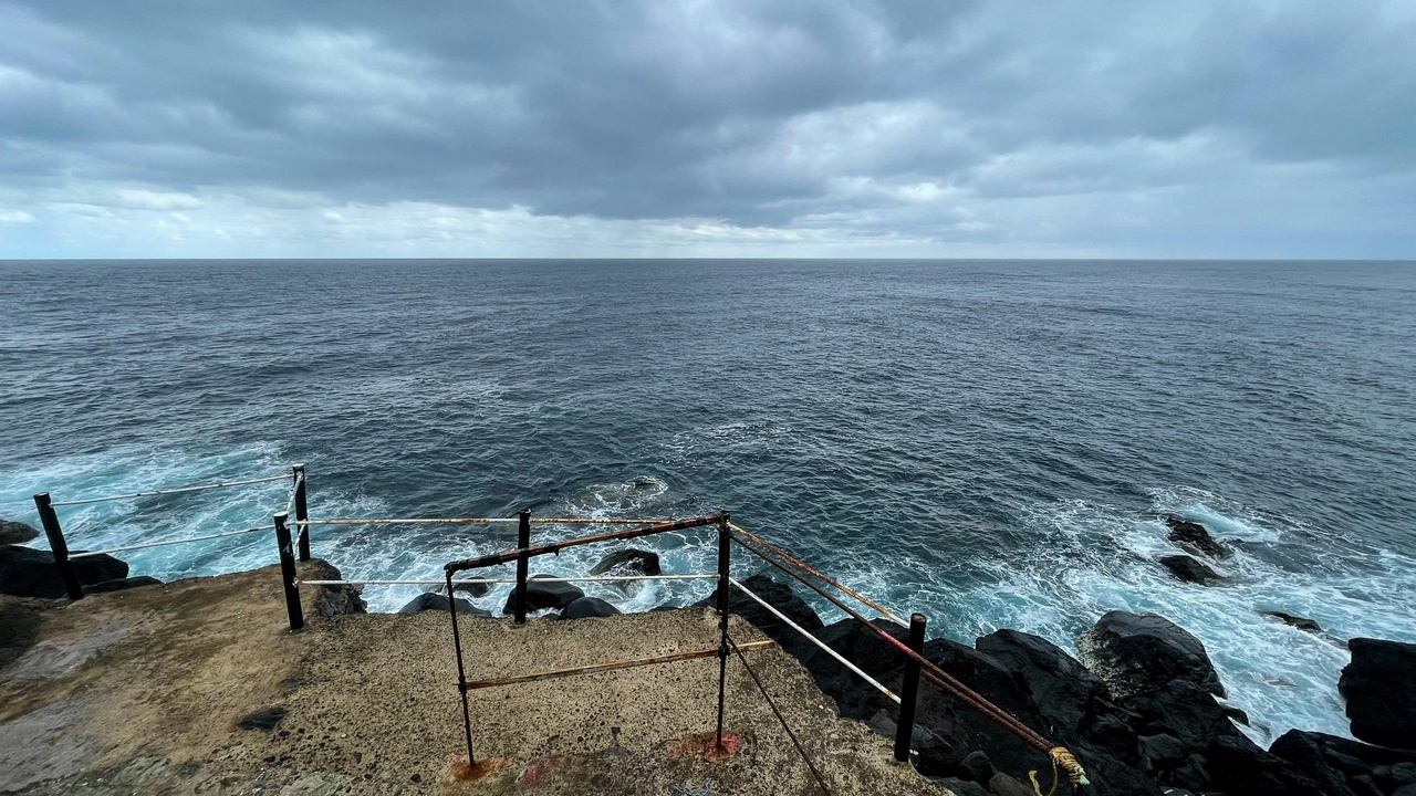 Sonar map and Santorini excavation image showing archaeological and geological contexts