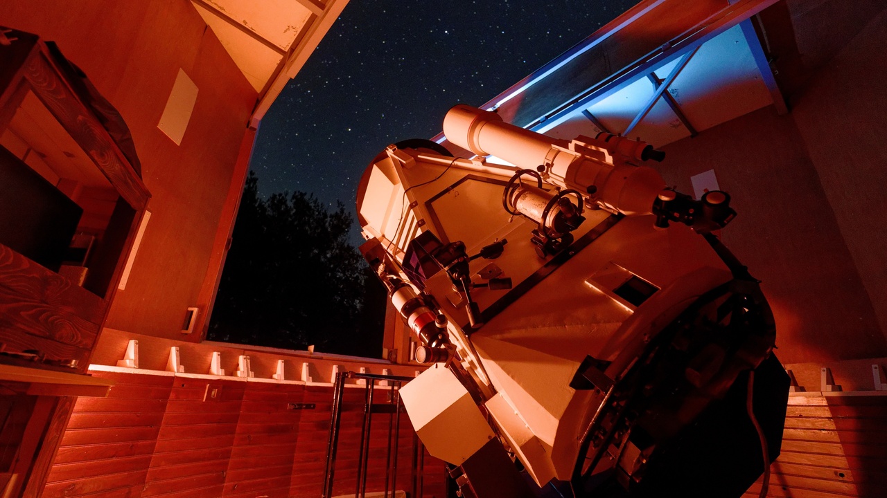 Telescope optics showing aperture and mirror