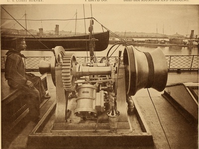 Hand-crank winch