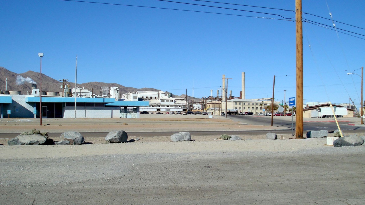 Soda ash production and glass manufacturing plant