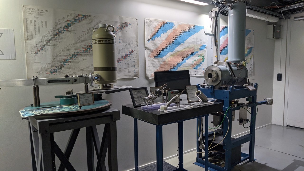 Recoil separator and detector array in a heavy ion beamline