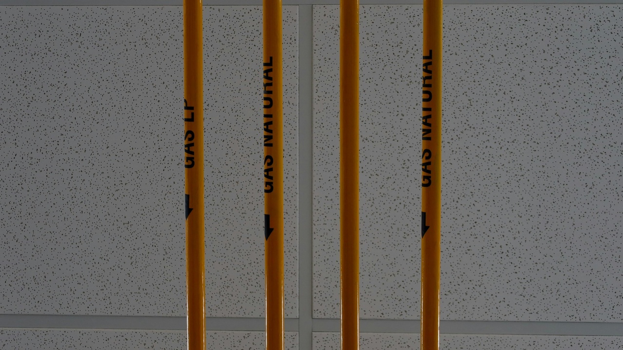 Injection molding line and mass-produced plastic consumer goods