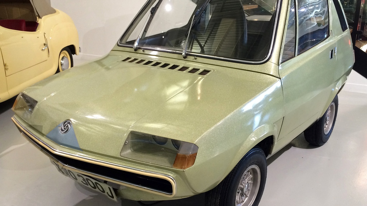 Household uses of acids and bases, including vinegar and baking soda