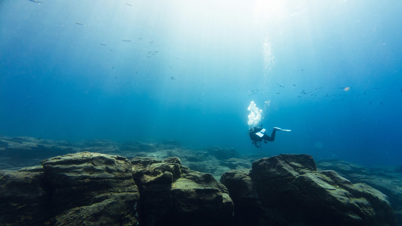 Oxygen tanks for scuba and oxygen isotope research in ice cores