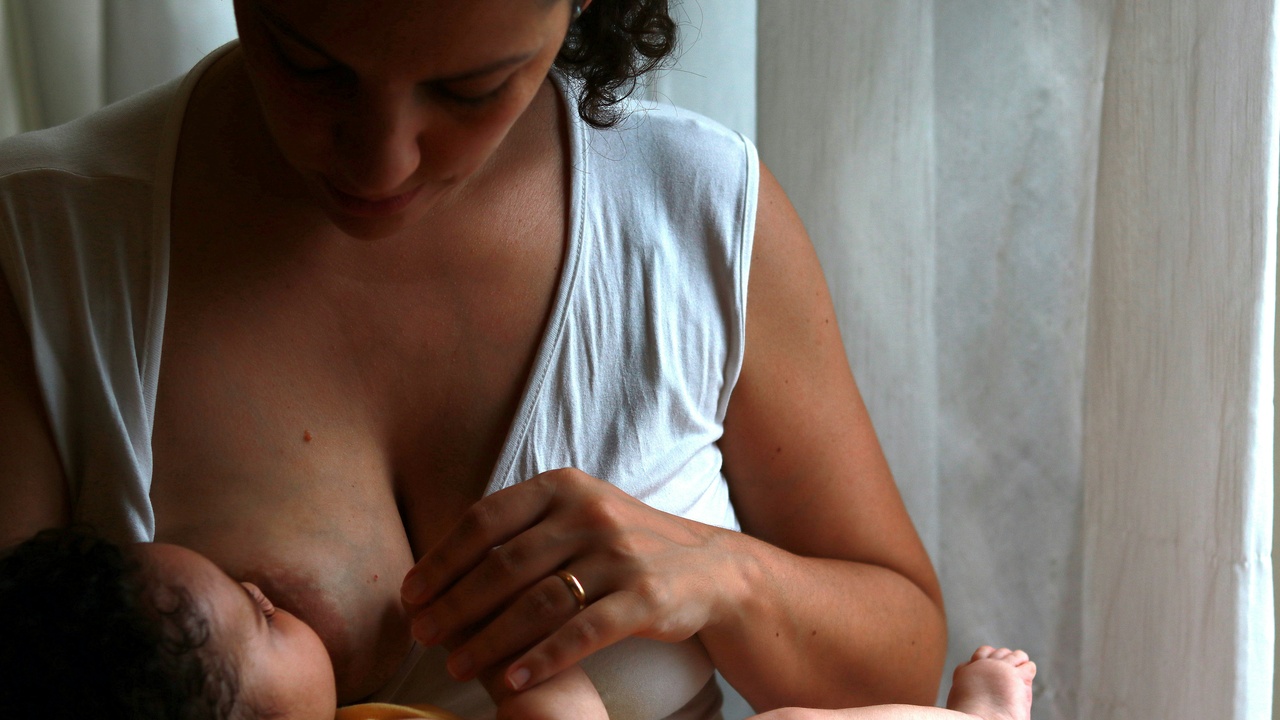 Mother breastfeeding her baby, illustrating postpartum recovery and maternal health benefits