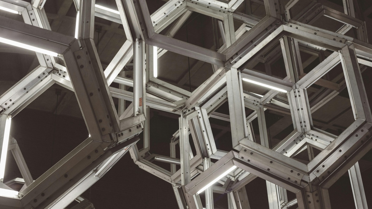 Stainless steel facade and chromium-iron alloy microstructure