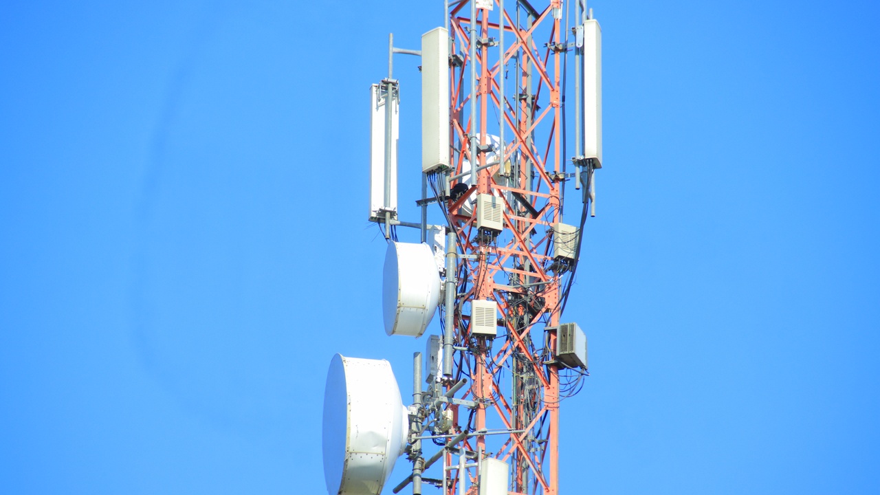 City skyline with 5G antennae and a close-up of a 5G cell site