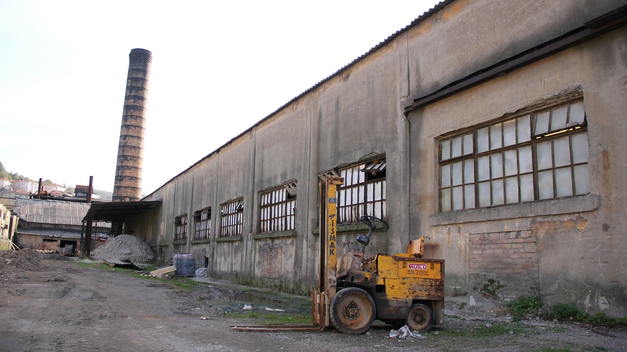 Robots on a factory floor connected via 5G