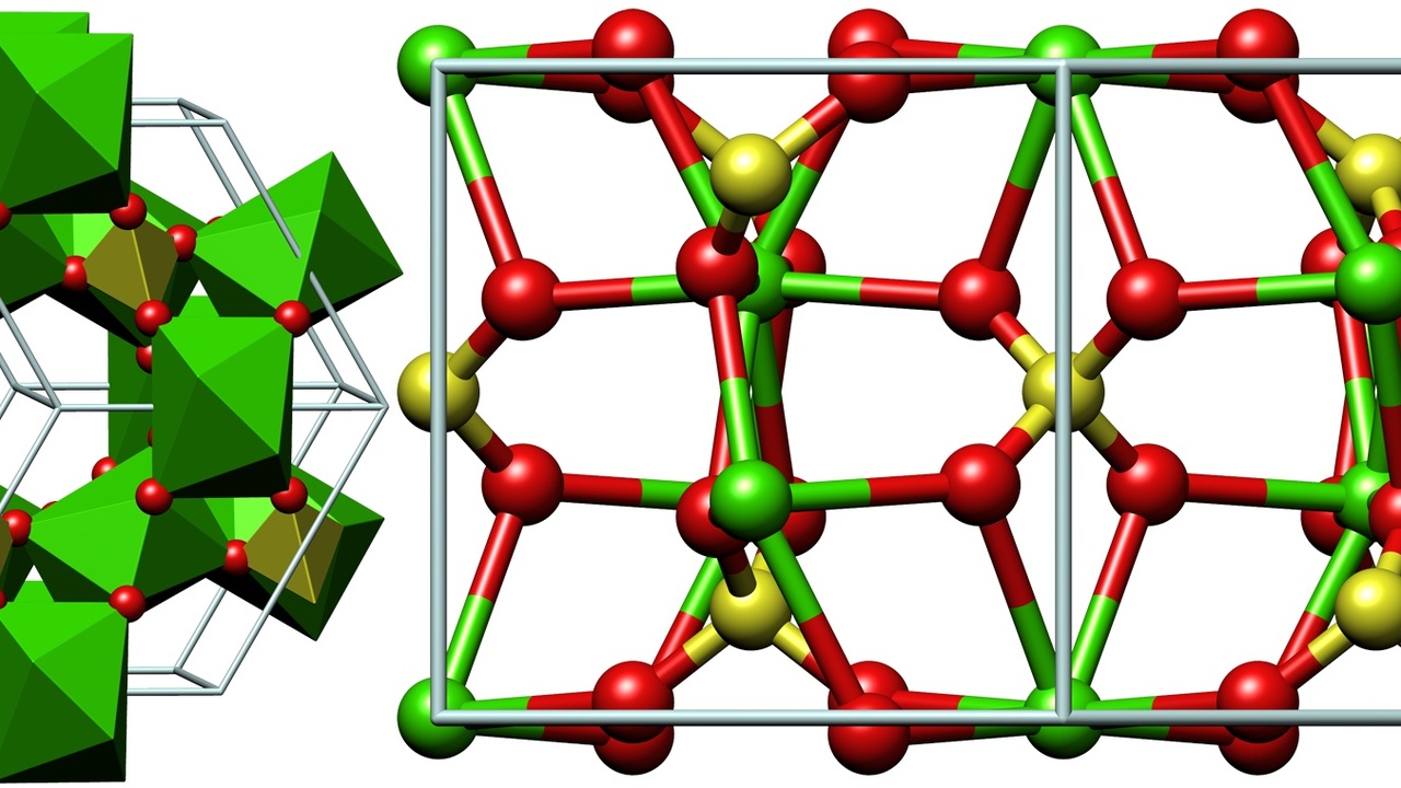 Beryllium oxide ceramic and crystal structure