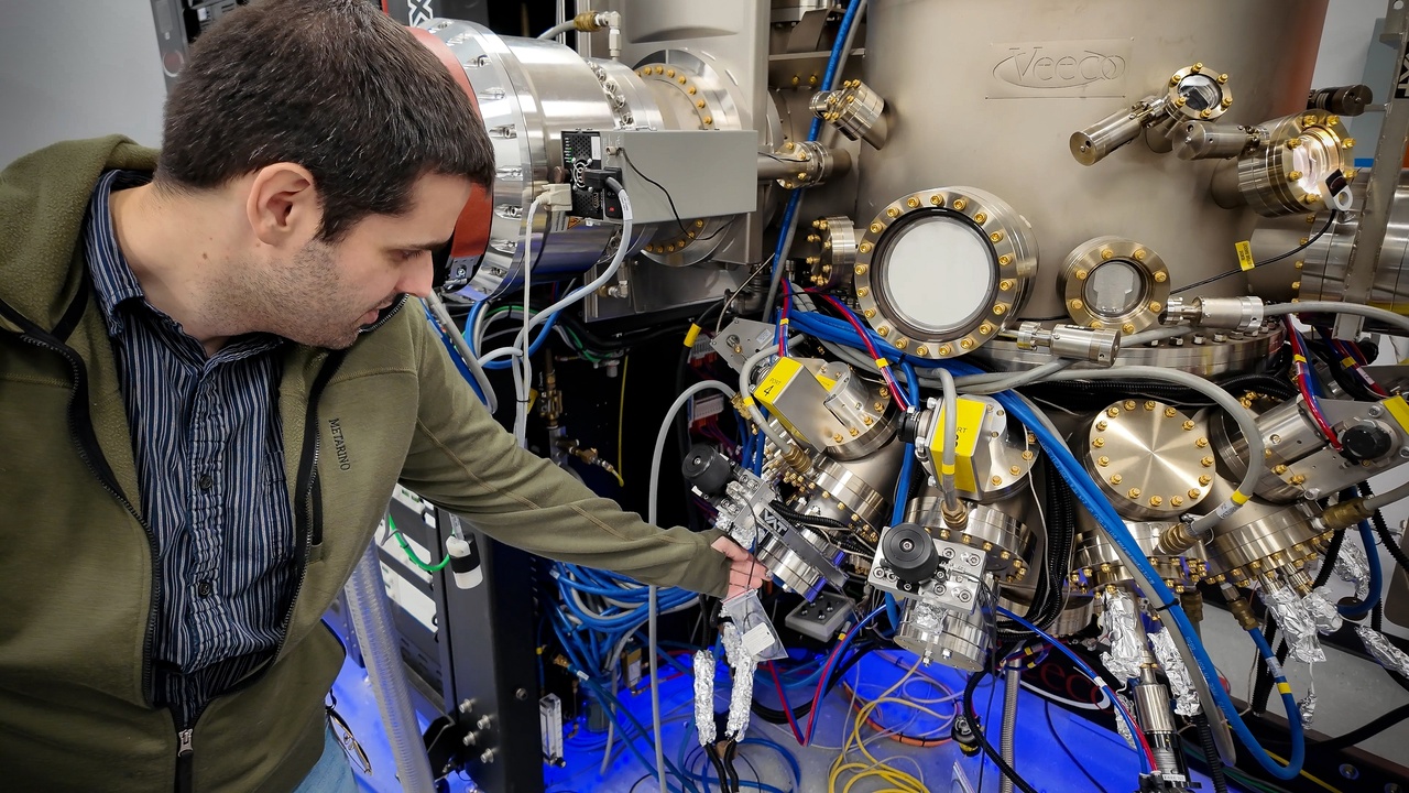 Gallium oxide crystals and halogen gases interacting with metals