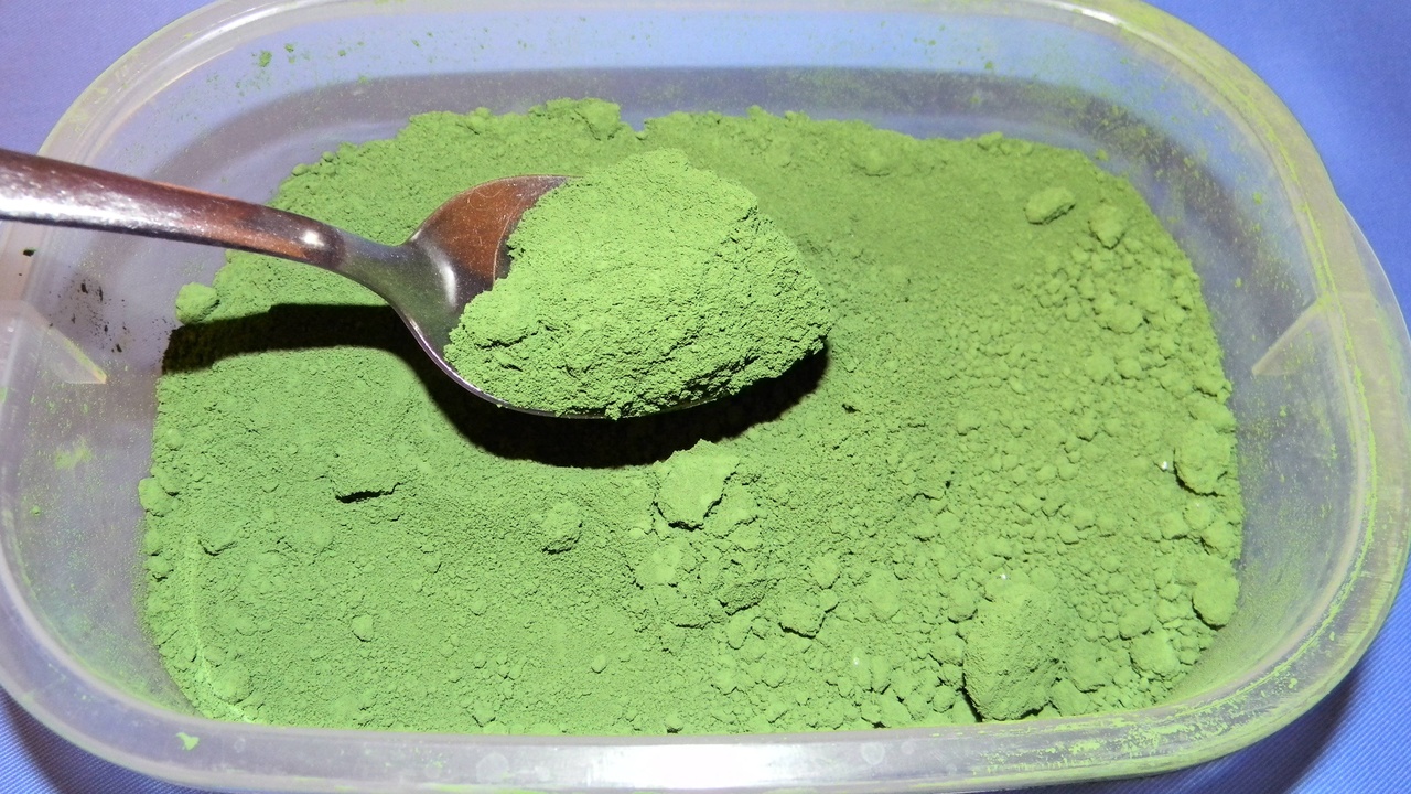 Chromium oxide pigments and corrosion-resistant chromia coating