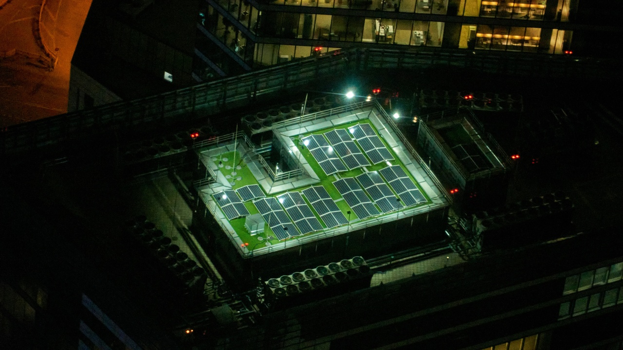Diagram showing centralized generation and bidirectional power flow with rooftop solar and batteries