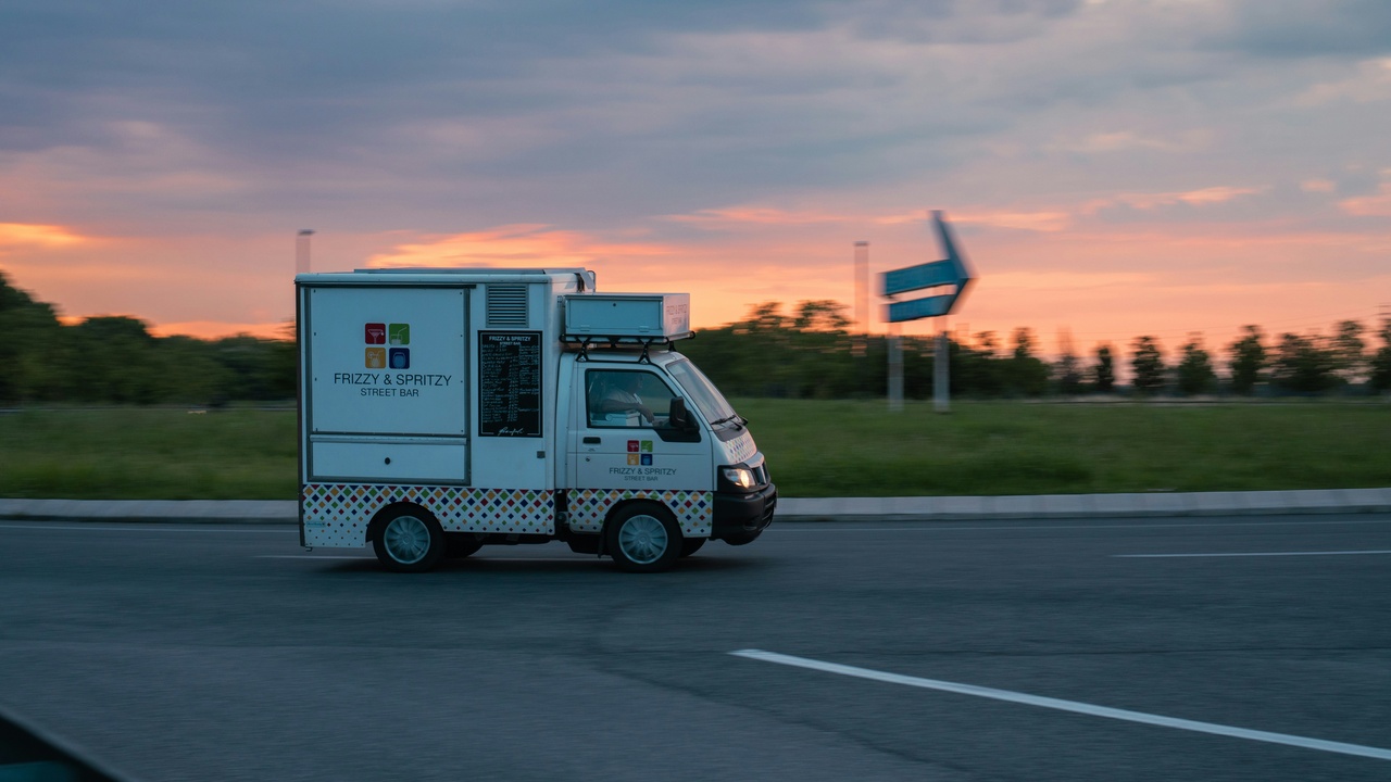 Autonomous delivery fleet and self-driving truck platoon operating efficiently