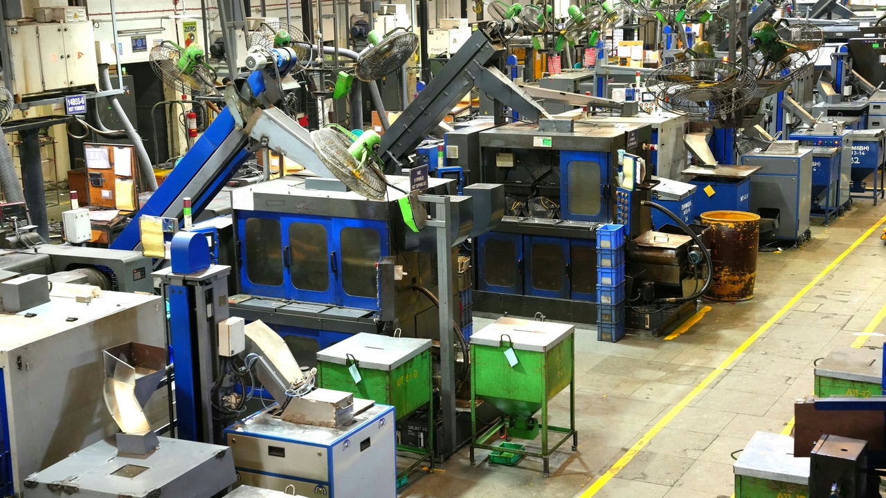 Comparing production lines: injection molding presses and additive manufacturing machines