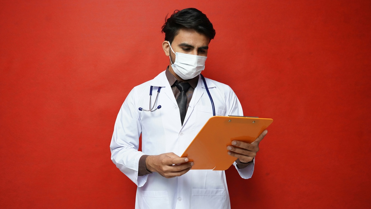 Clinician explaining difference between bacterial and viral infections to patient.