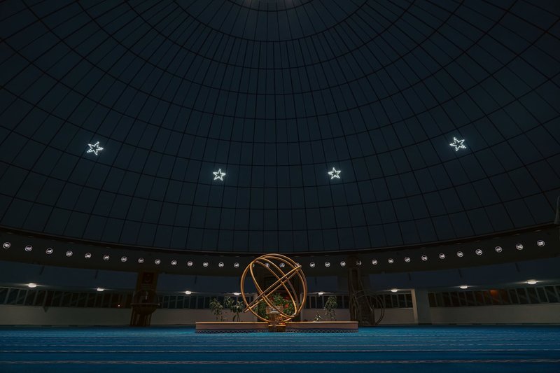 Elegant interior of a modern planetarium in Elâzığ, showcasing a starry dome and sculpture.